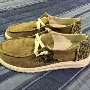 GYPSY JAZZ 9 Tan Slip-On Shoes with Leopard Print and Star light wear